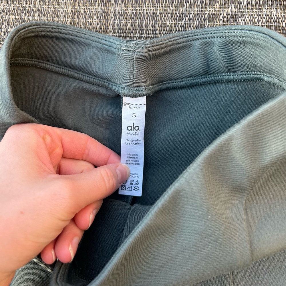Alo Yoga hi waist 7/8 zip it flare legging - dark cactus - Picture 10 of 10